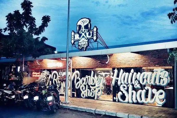 Đội ngũ thợ tay nghề cao và không khí nhộn nhịp tại 4Rau Barber Shop
