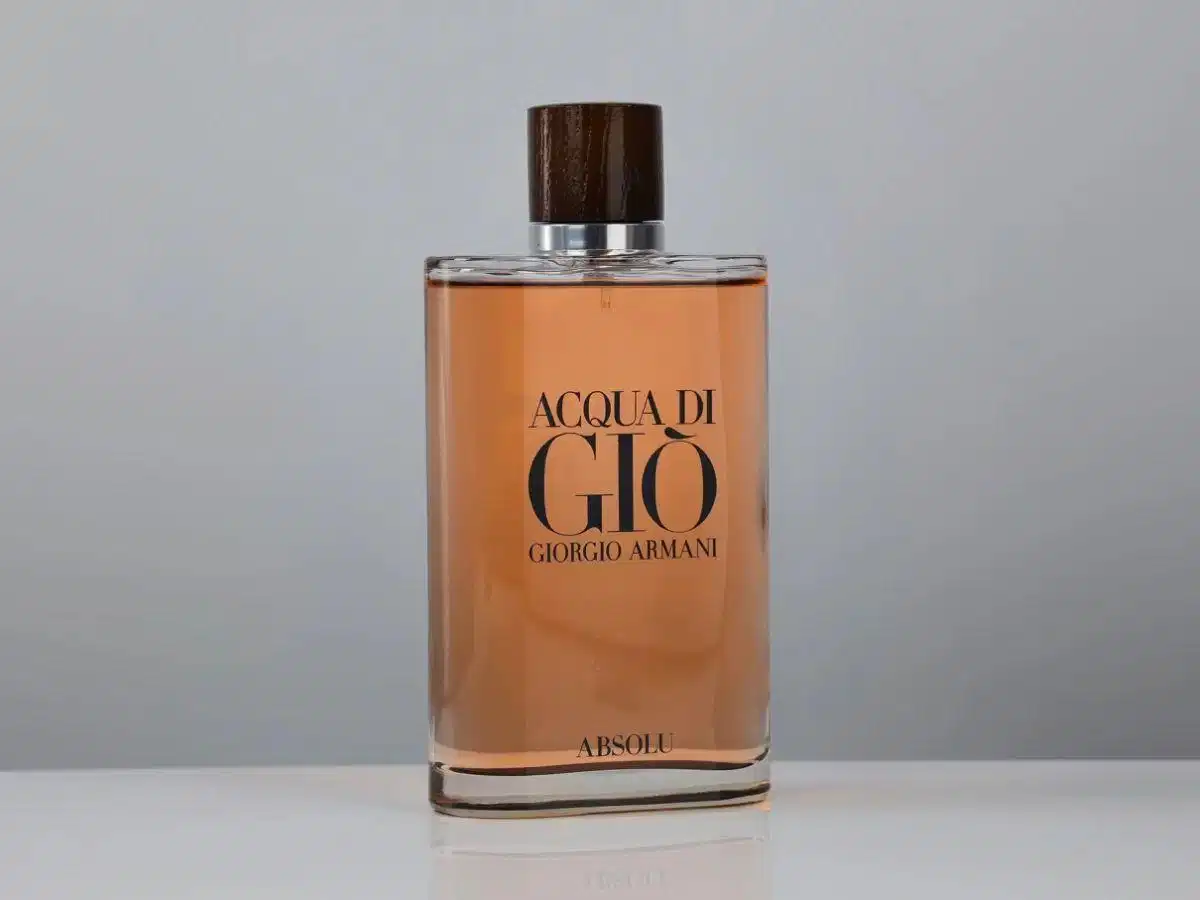 Acqua Di Gio Absolu nắp gỗ với sắc nước vàng ấm áp
