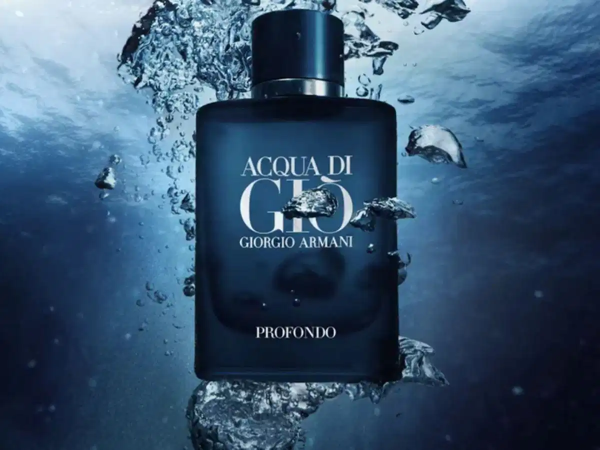 Acqua Di Gio Profondo mang thiết kế xanh navy đại diện cho biển sâu