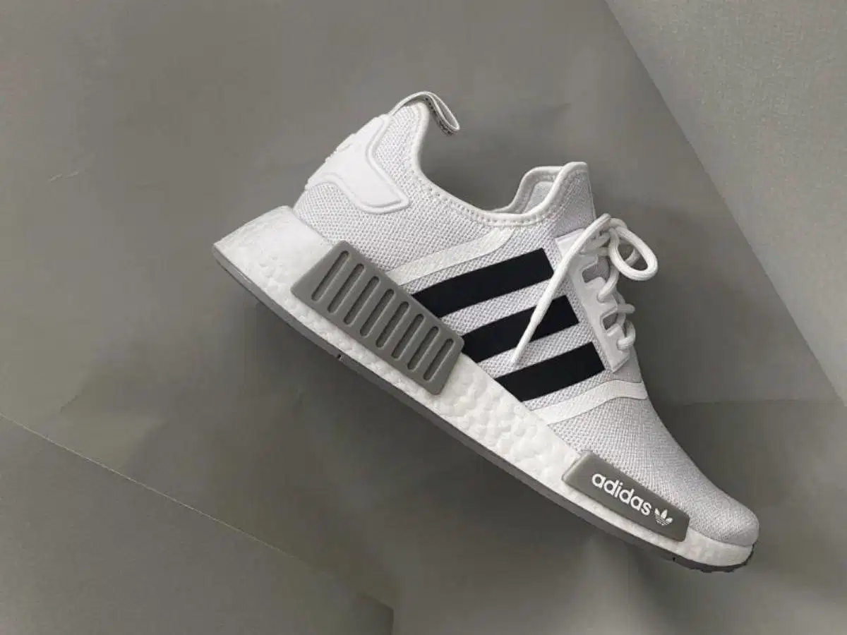 Adidas NMD R1 Prime Blue Cloud White / Core Black Giày Adidas NMD R1 Prime Blue phong cách tối giản màu đen trắng