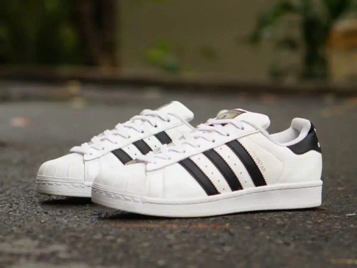 Adidas Superstar phối cùng quần jean phong cách đường phố