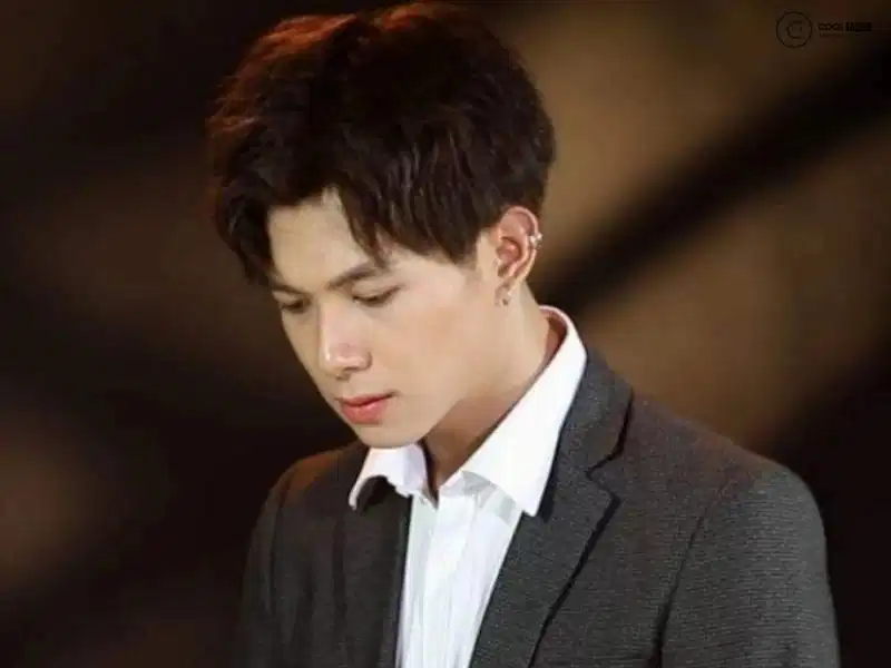 Anh Tú với kiểu tóc side swept Anh Tú với kiểu tóc side swept