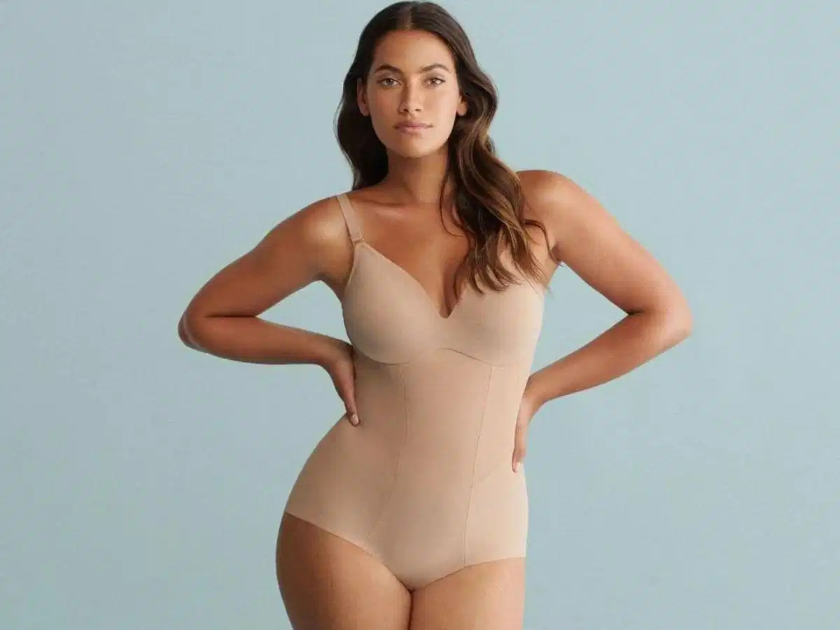 Bodysuit có phần lưng khoét mặc cùng đầm ôm sát Bodysuit có phần lưng khoét mặc cùng đầm ôm sát