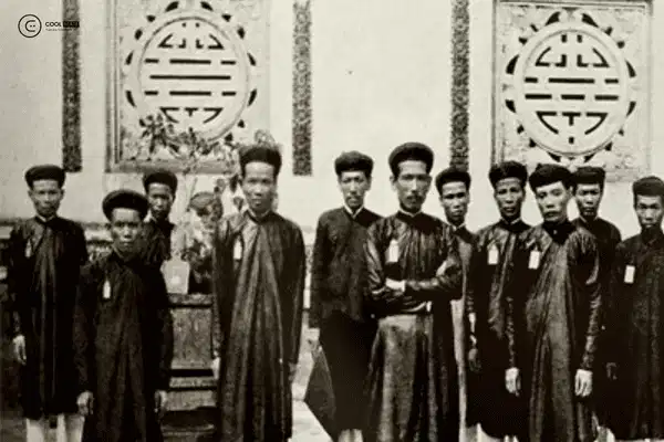 Áo dài ngũ thân truyền thống Áo dài ngũ thân nam truyền thống dáng suông dài qua đầu gối