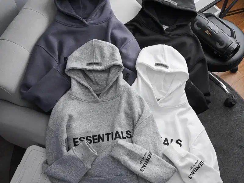 Áo hoodie Essentials có sự phân tầng giá cả tùy thuộc vào phiên bản và kích cỡ