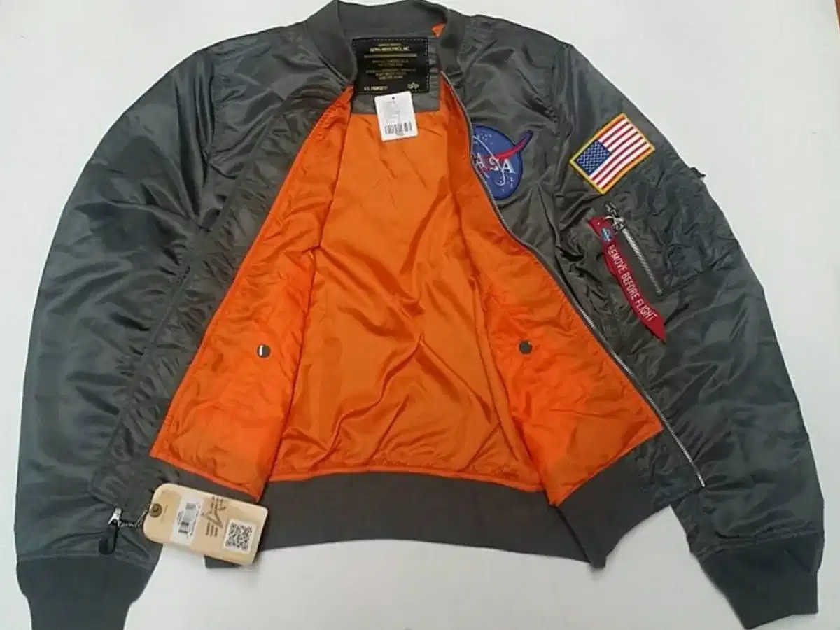 Áo bomber MA-1 với lớp lót màu cam tương phản Áo bomber MA-1 với lớp lót màu cam tương phản