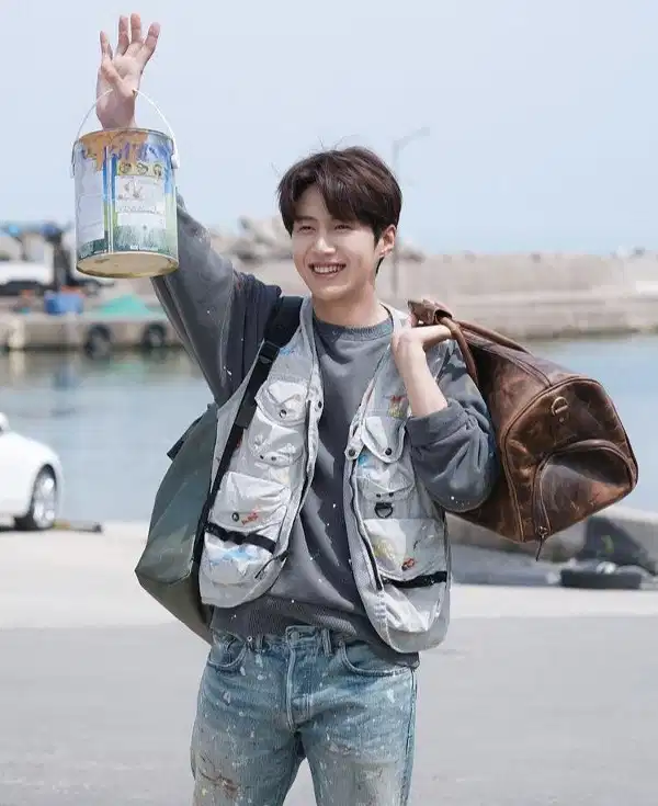 Áo khoác gile kết hợp với áo nỉ - mặc đẹp như Kim Seon Ho trong phim Hometown Cha Cha Cha