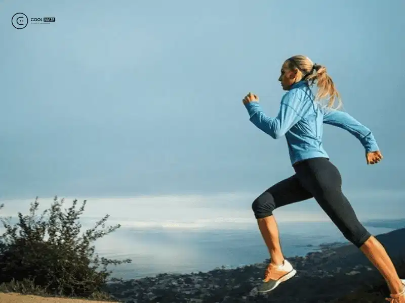 Mặc áo khoác gió vận động ngoài trời Áo khoác gió hỗ trợ các hoạt động thể thao ngoài trời
