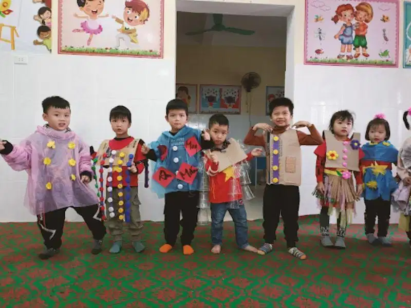 Áo mưa cũng được sử dụng để tái chế váy áo cho trẻ em Áo mưa cũng được sử dụng để tái chế váy áo cho trẻ em