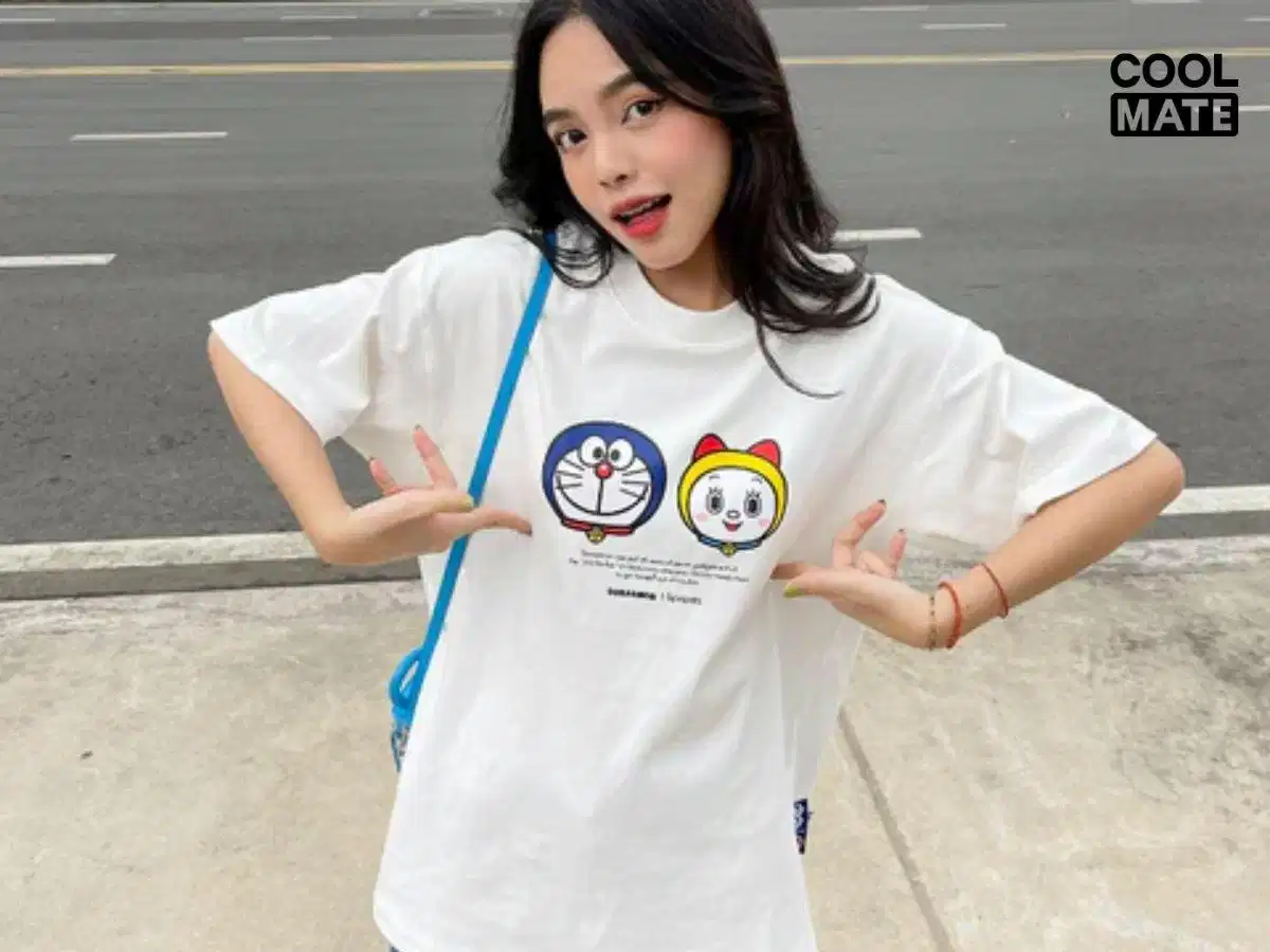 Áo thun nữ oversized có phom rộng ở thân và tay áo