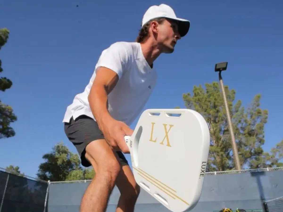 Áo pickleball nam chuyên dụng trên sân thi đấu