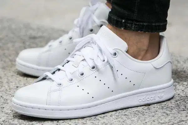 Áo polo nam phối cùng giày thể thao Adidas Stan Smith Áo polo nam kết hợp giày Adidas Stan Smith