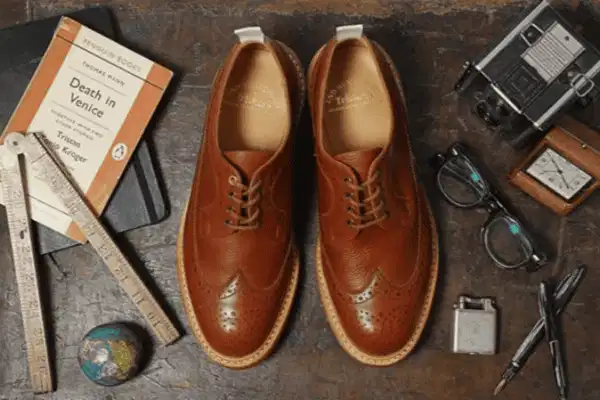 Áo polo nam đi cùng giày Brogues đục lỗ cổ điển Áo polo phối cùng giày Brogues họa tiết