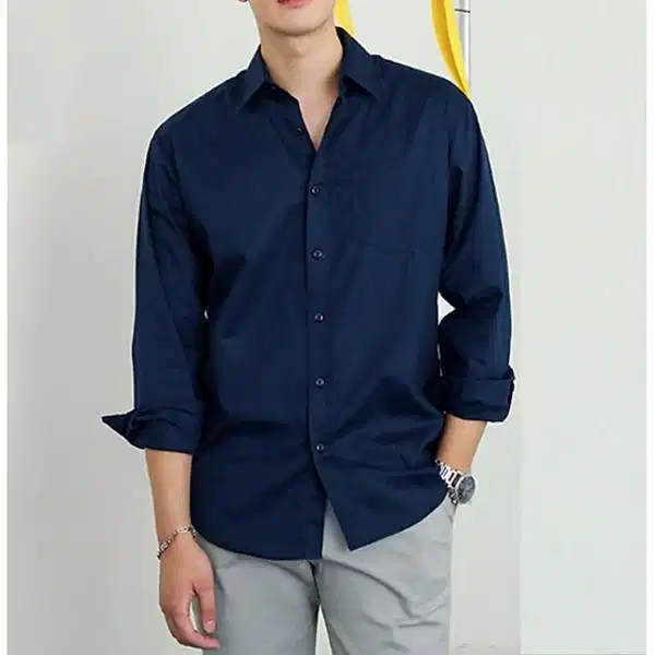 Áo sơ mi nam màu xanh dương đậm Áo sơ mi nam màu xanh dương đậm đĩnh đạc và dễ phối quần sáng màu