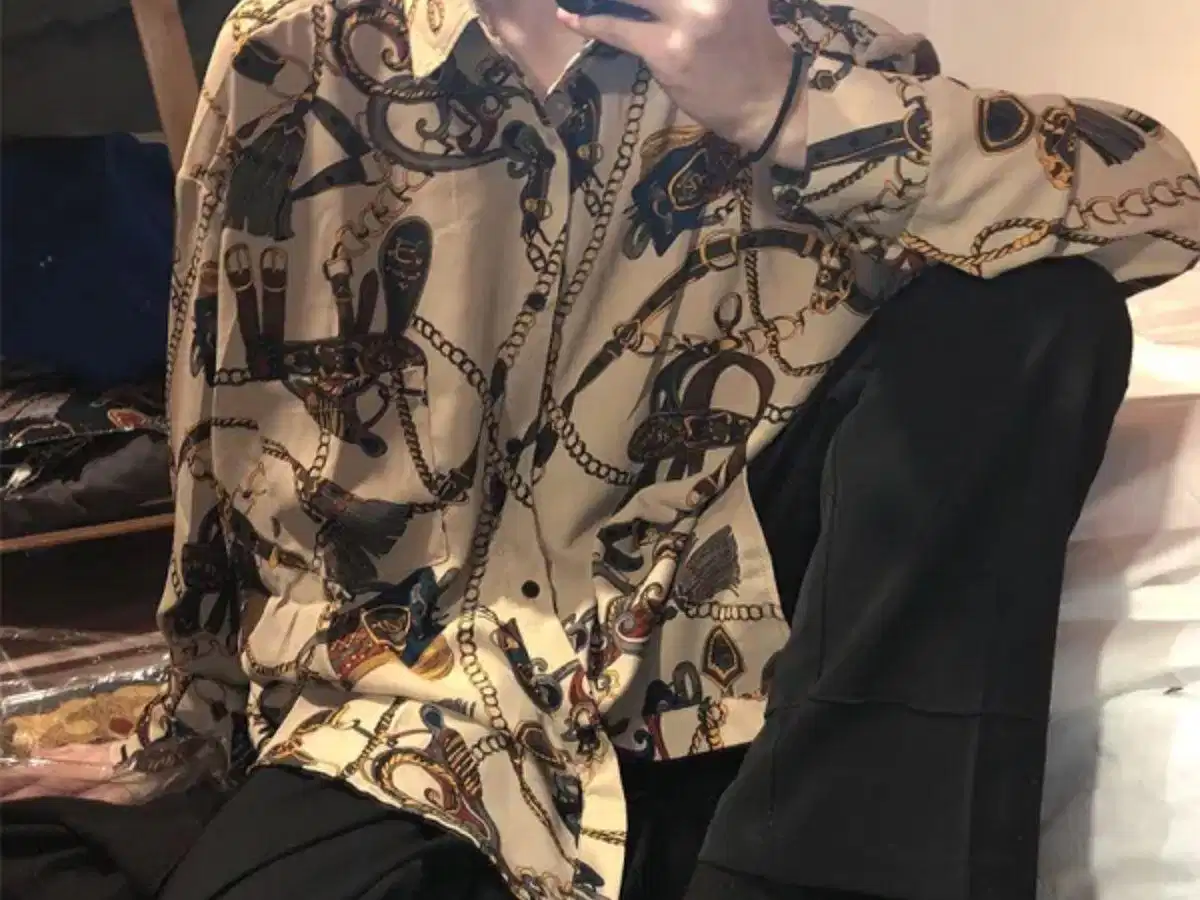 Áo sơ mi tay dài họa tiết monogram Baroque lặp lại