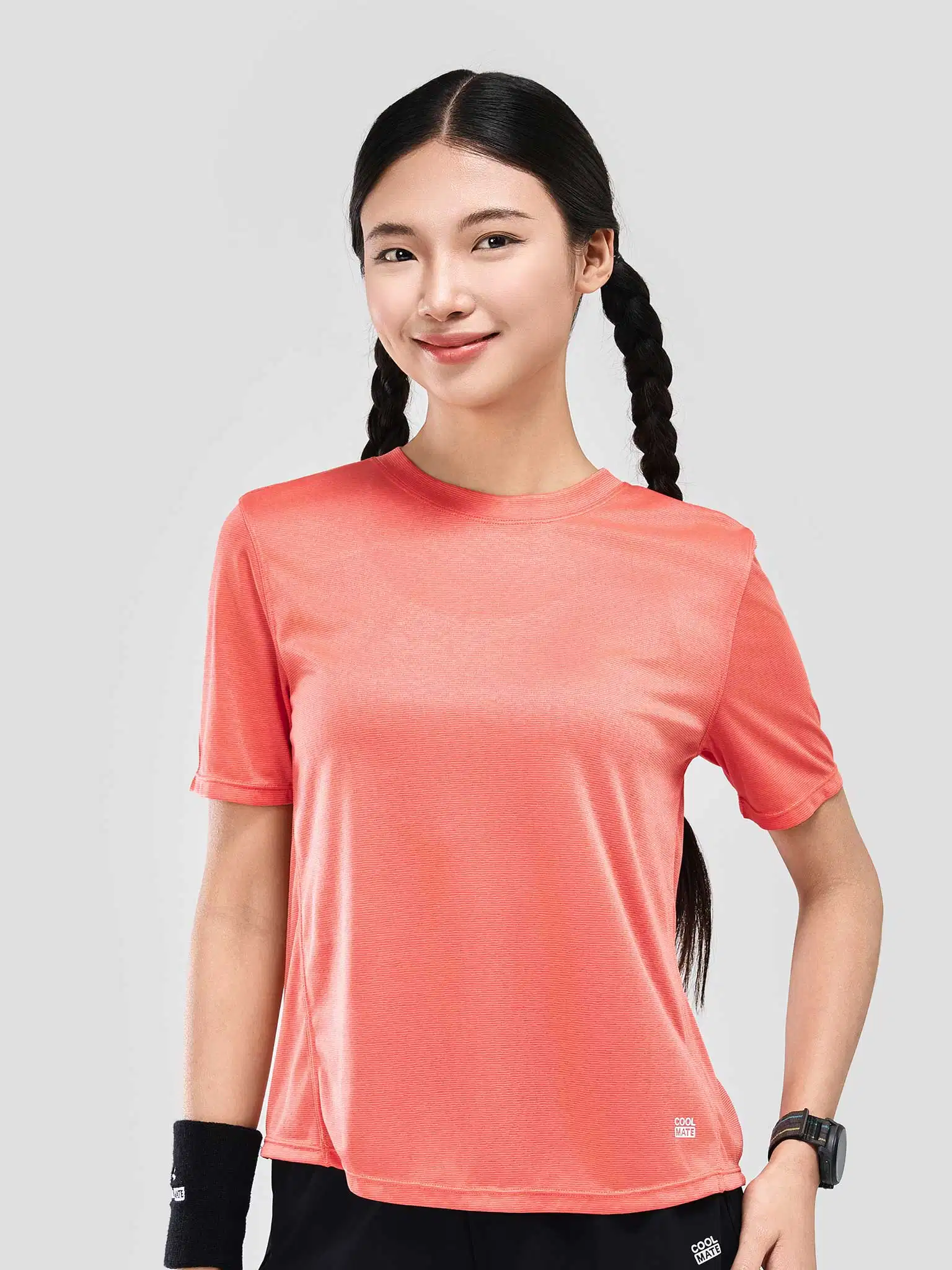 Trang phục áo thể thao gọn gàng và thoáng mát cho hoạt động tập luyện