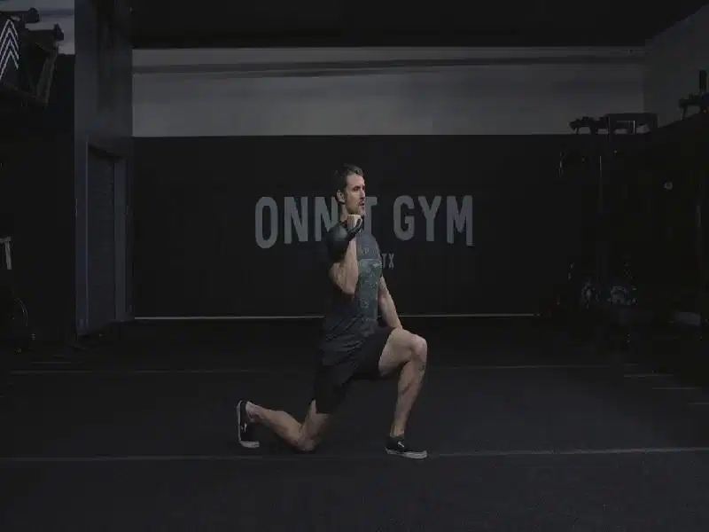 Tư thế thực hiện chùng chân bước ngược Alternating Reverse Lunge