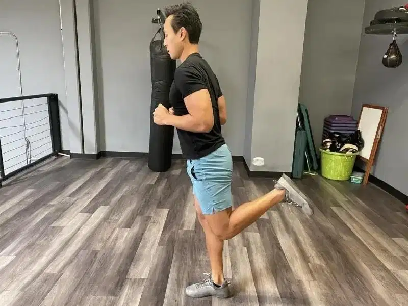 Kỹ thuật thực hiện bài tập gót chạm mông Butt-Kicker