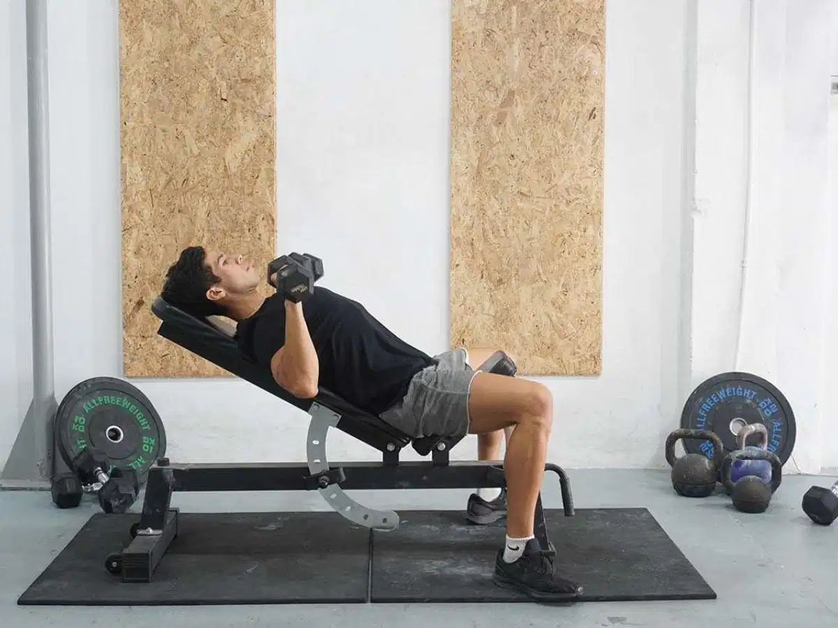 Bài tập đẩy ngực trên với tạ đơn Incline Dumbbell Press Bài tập đẩy ngực trên với tạ đơn Incline Dumbbell Press