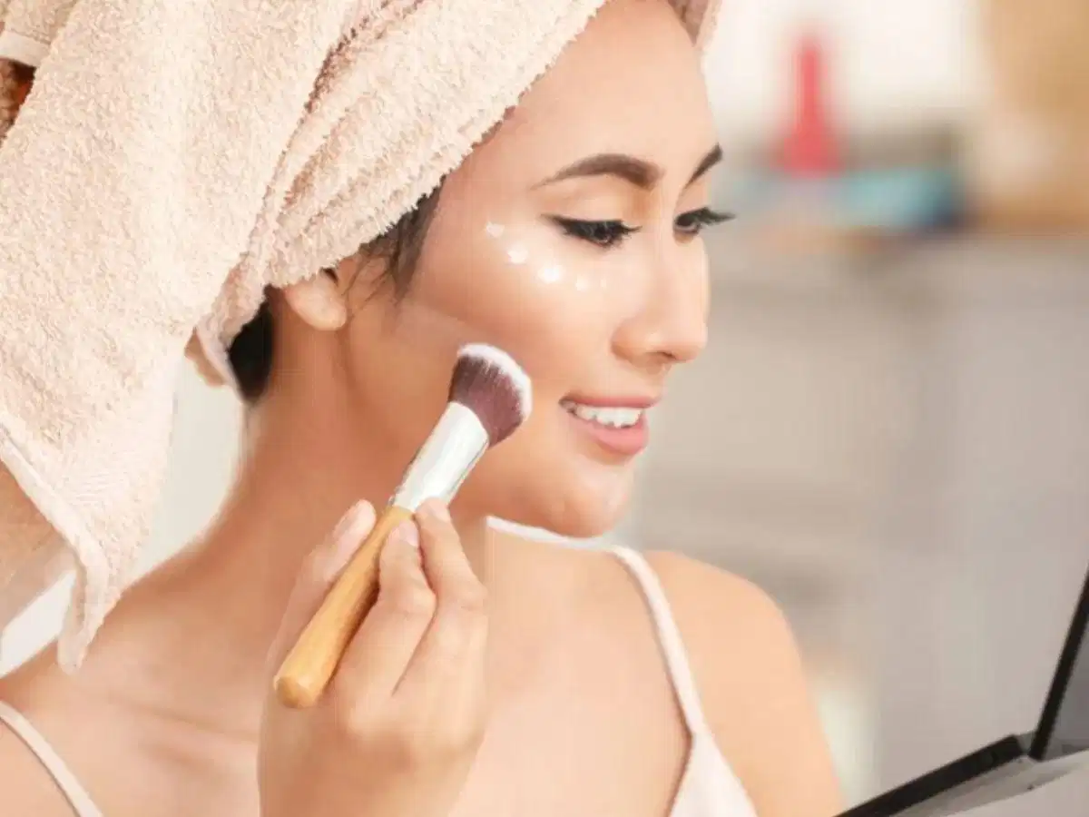 Dùng cọ hoặc mút để tán phấn bắt sáng Dùng cọ hoặc mút để tán phấn bắt sáng