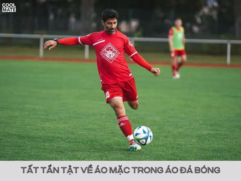 Cầu thủ thi đấu trên sân cỏ với áo lót thể thao bên trong áo đấu