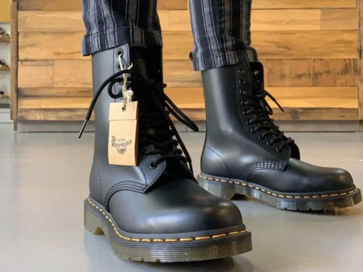Bên cạnh 1460 và Chelsea boot, Dr. Martens vẫn còn nhiều dòng giày khác rất đáng để bạn cân nhắc Bên cạnh 1460 và Chelsea boot, Dr. Martens vẫn còn nhiều dòng giày khác rất đáng để bạn cân nhắc