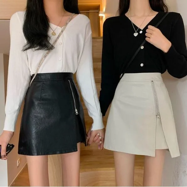 Blazer trắng phối chân váy da đen