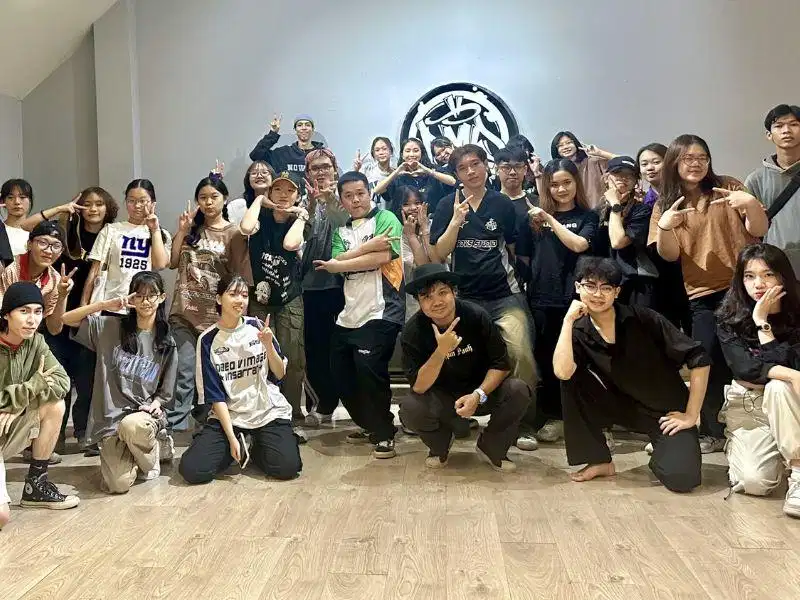Học viên luyện tập vũ đạo tại BMP Dance Studio Tân Bình