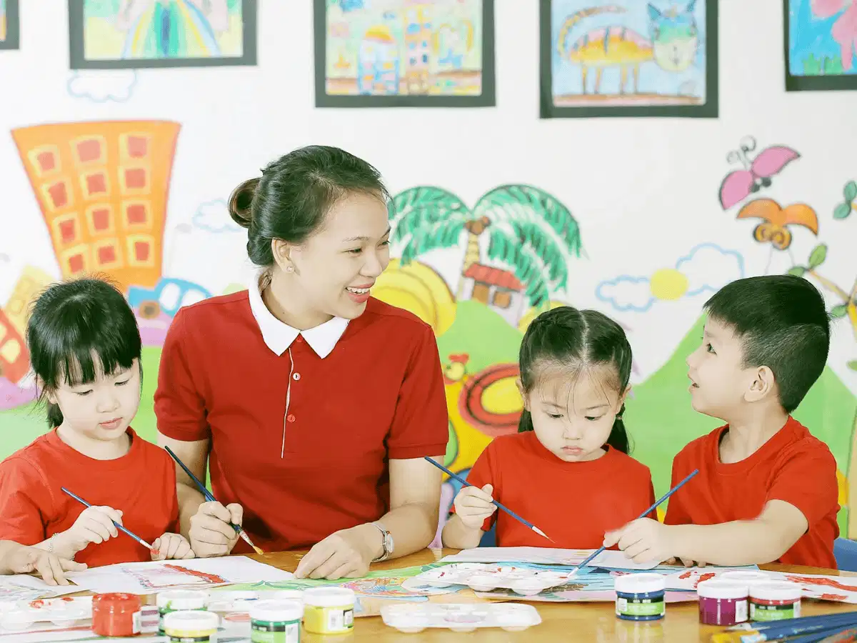 Bộ đồ đồng phục cách tân kiểu dáng thoải mái tại các trường mầm non Bộ đồ đồng phục cách tân kiểu dáng thoải mái tại các trường mầm non