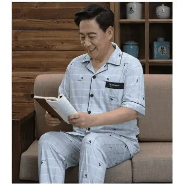 Bộ đồ ngủ trung niên nam trang nhã với vài họa tiết nhỏ Bộ đồ ngủ trung niên nam trang nhã với vài họa tiết nhỏ