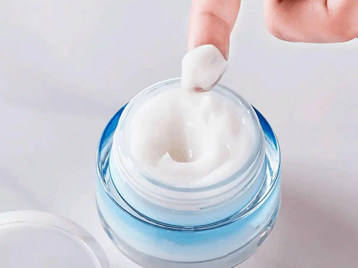 Thoa kem dưỡng ẩm thường xuyên khi thời tiết lạnh và hanh khô