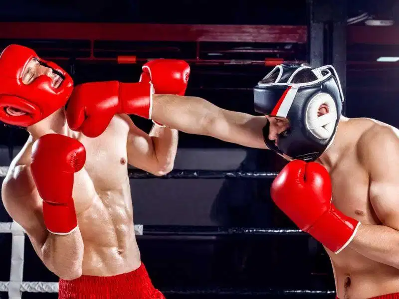 Võ sĩ phát lực xoay hông khi tung cú đấm Cross tay sau