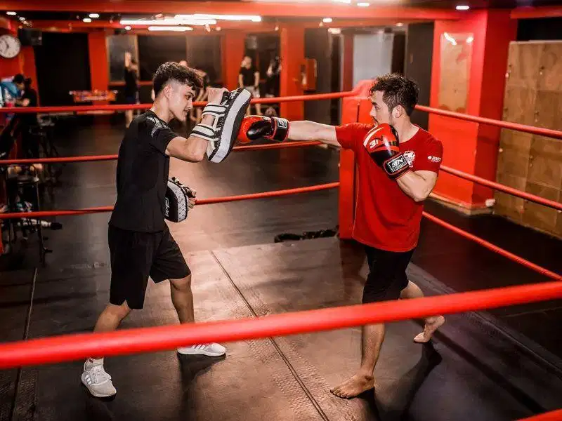 Bài tập cường độ cao đốt cháy năng lượng trong phòng boxing