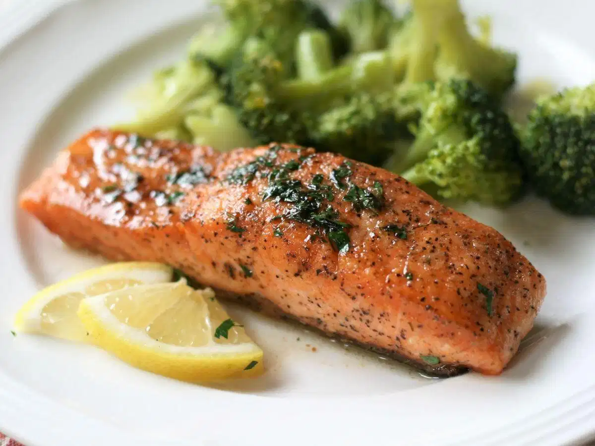 Cá hồi có nhiều protein, hàm lượng chất béo và omega – 3 Cá hồi có nhiều protein, hàm lượng chất béo và omega – 3