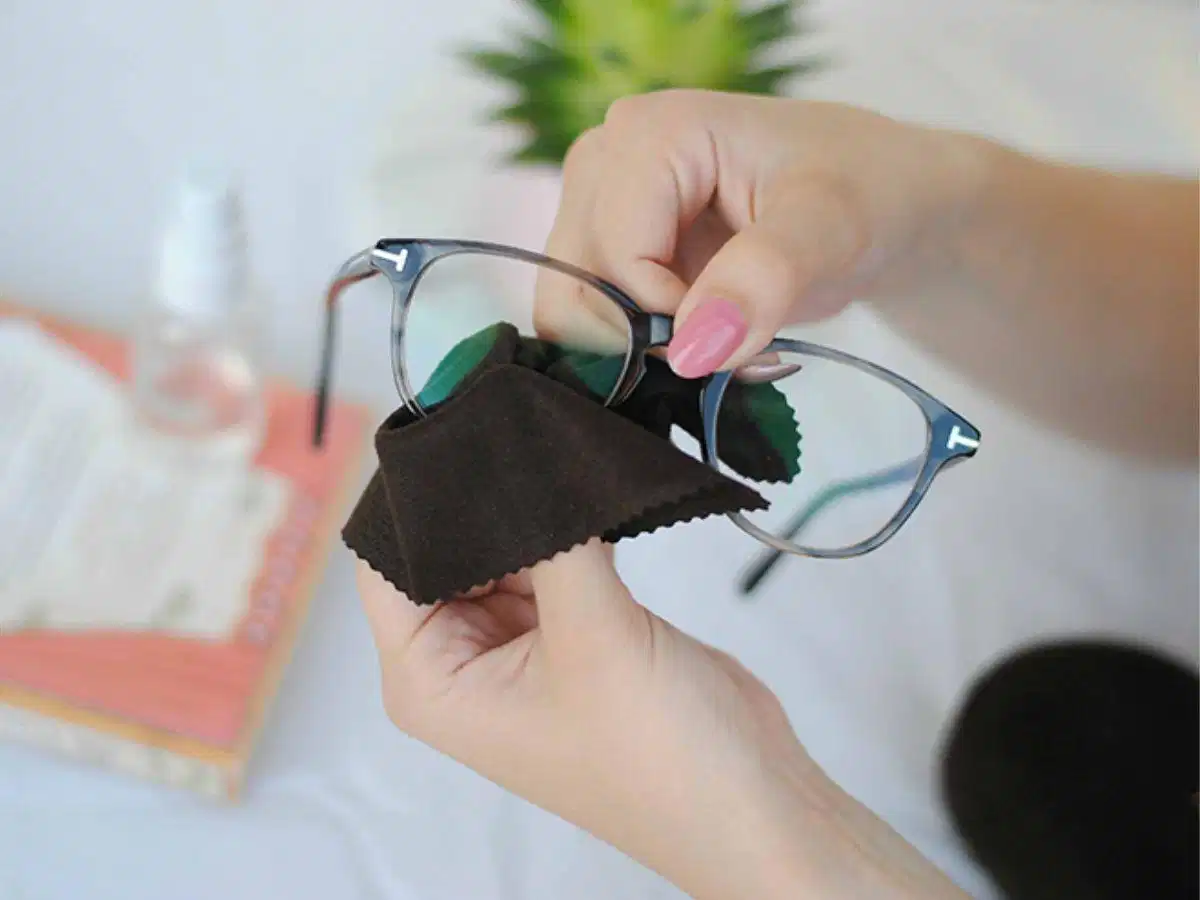Kiểm tra chi tiết và bảo quản kính mắt Quy trình kiểm tra độ hoàn thiện và bảo quản kính mắt đúng cách