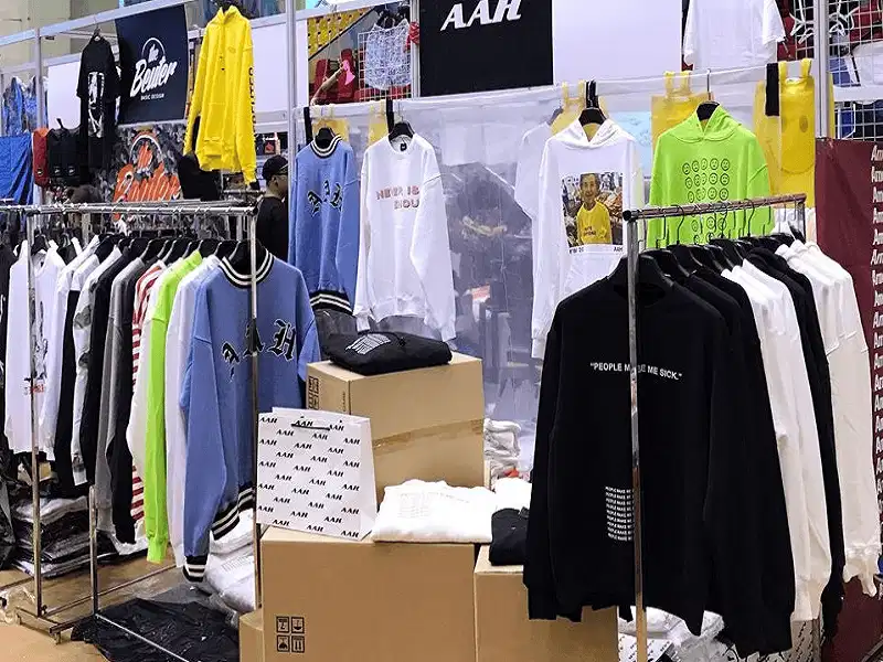 Áo hoodie đôi phối hợp ăn ý giữa hai cá tính Các mẫu áo hoodie đôi đa dạng về phong cách và cách phối màu