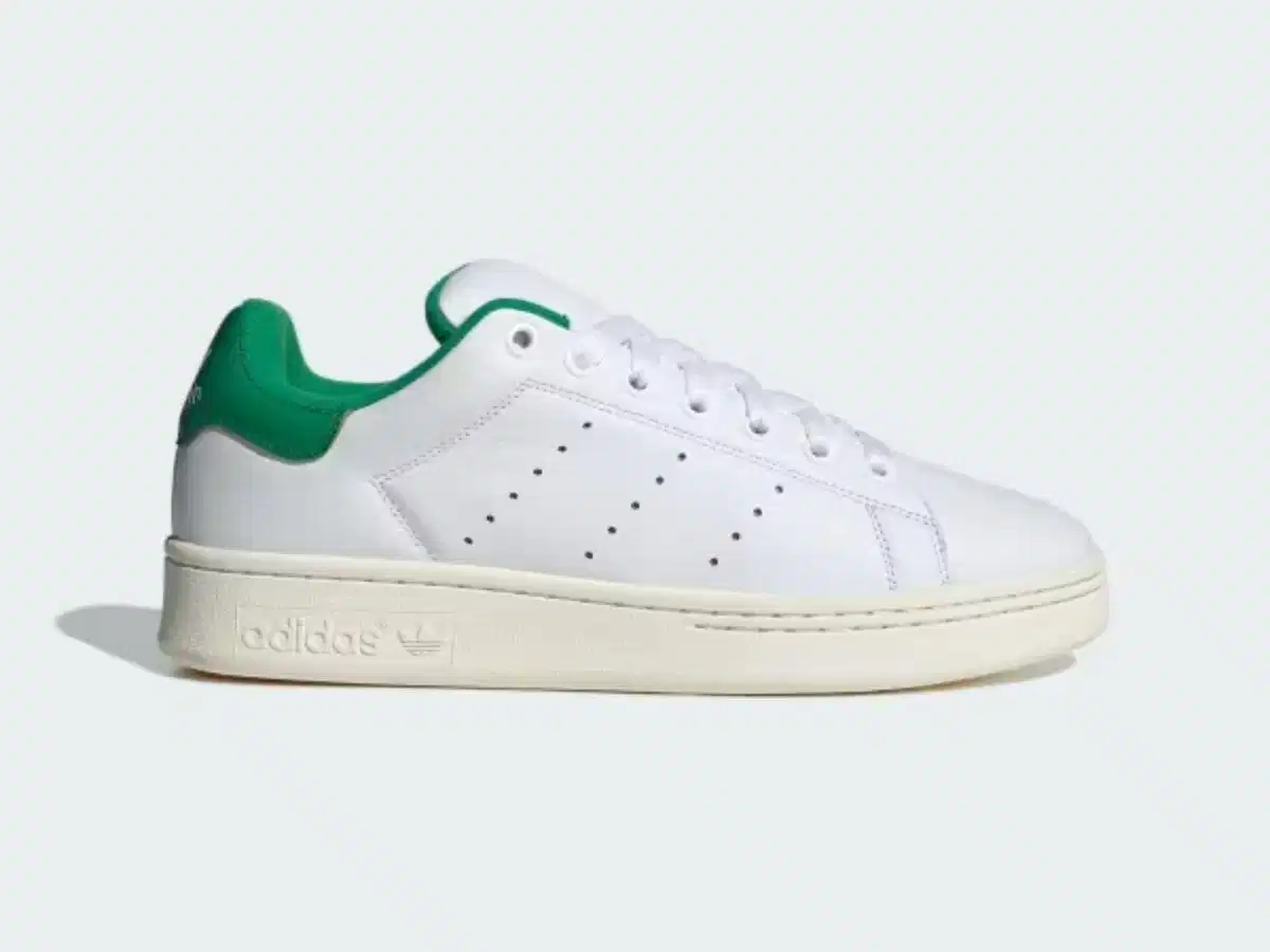 Các mẫu giày kinh điển Adidas Stan Smith và Superstar