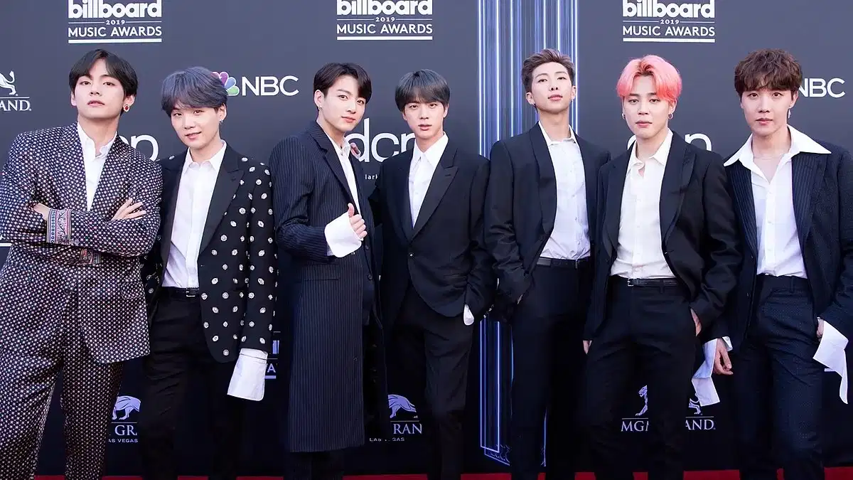 Các thành viên BTS Các thành viên nhóm nhạc BTS tại sân bay