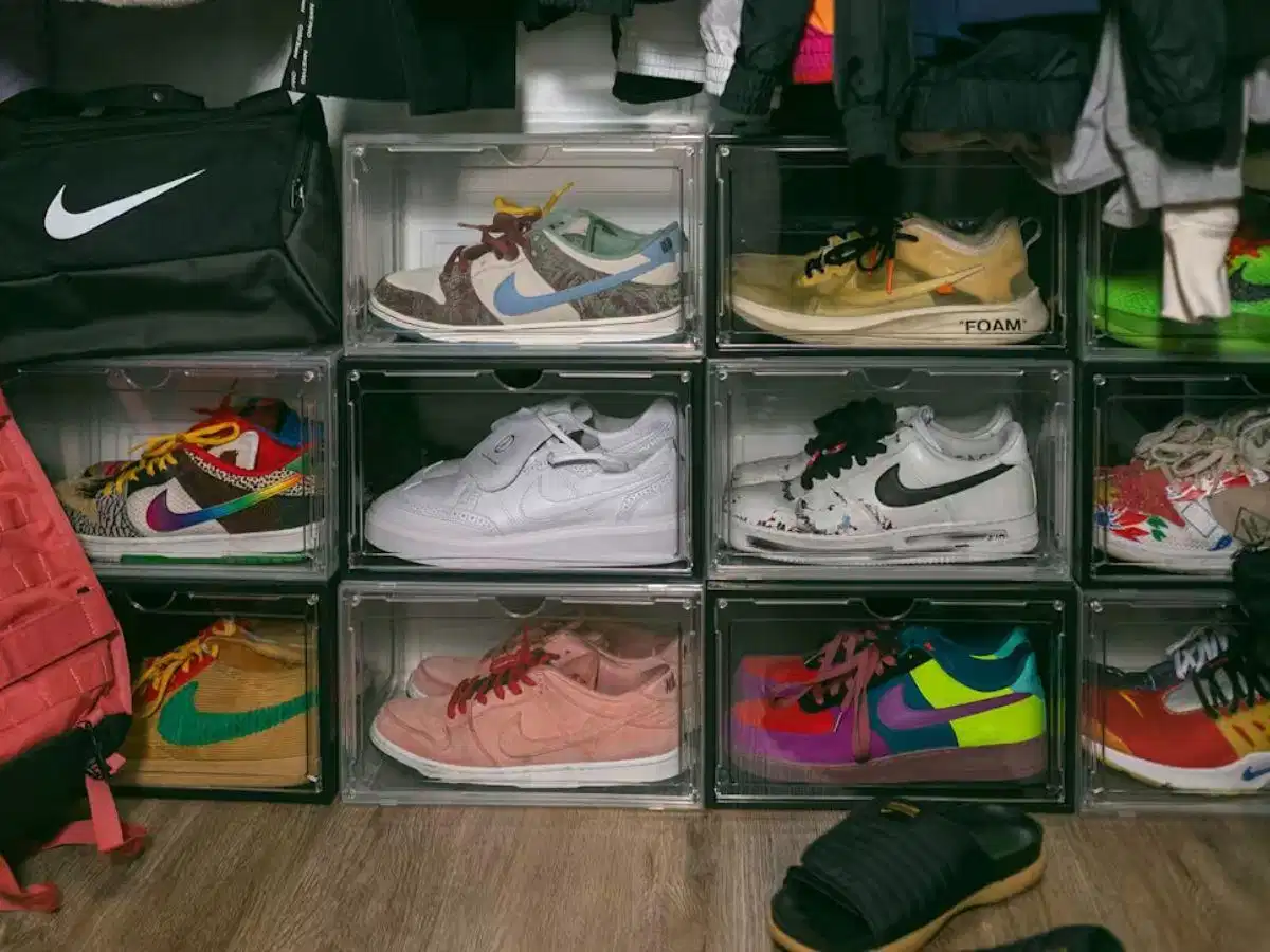 Phương pháp bảo quản sneaker đúng cách tại nhà Cất giữ giày trong hộp thông thoáng có cây giữ form shoe tree và gói hút ẩm
