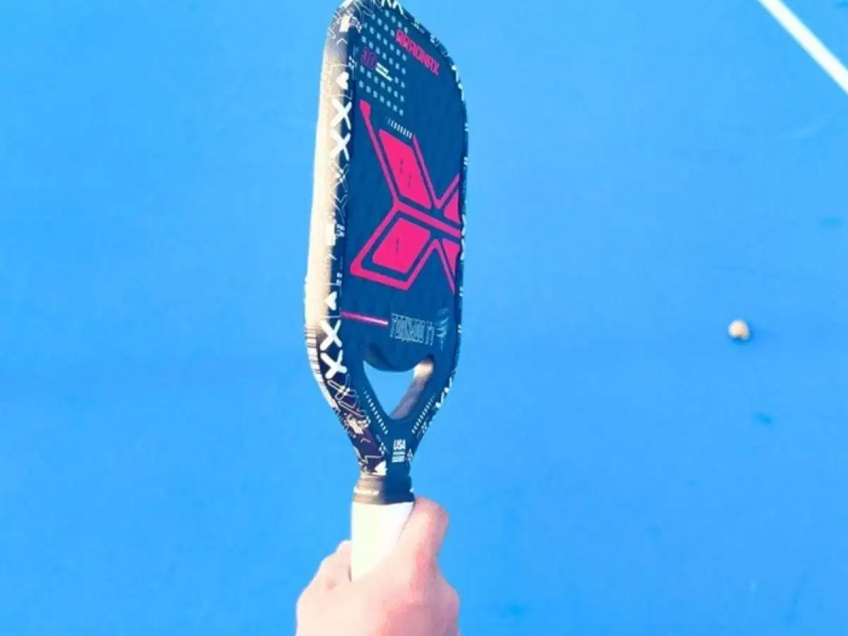 Cách cầm vợt Eastern grip trên vợt Pickleball Minh họa cách cầm vợt Eastern Grip trên cán vợt pickleball