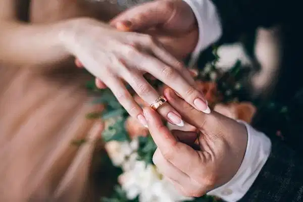 Đeo nhẫn đính hôn ngón áp út bàn tay trái Đeo nhẫn đính hôn ngón áp út bàn tay trái