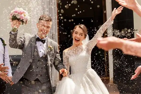 Cách phối đeo lồng nhẫn cưới và nhẫn đính hôn Cách phối đeo lồng nhẫn cưới và nhẫn đính hôn