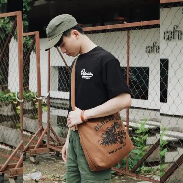 Túi tote đeo chéo phối cùng phong cách đường phố năng động