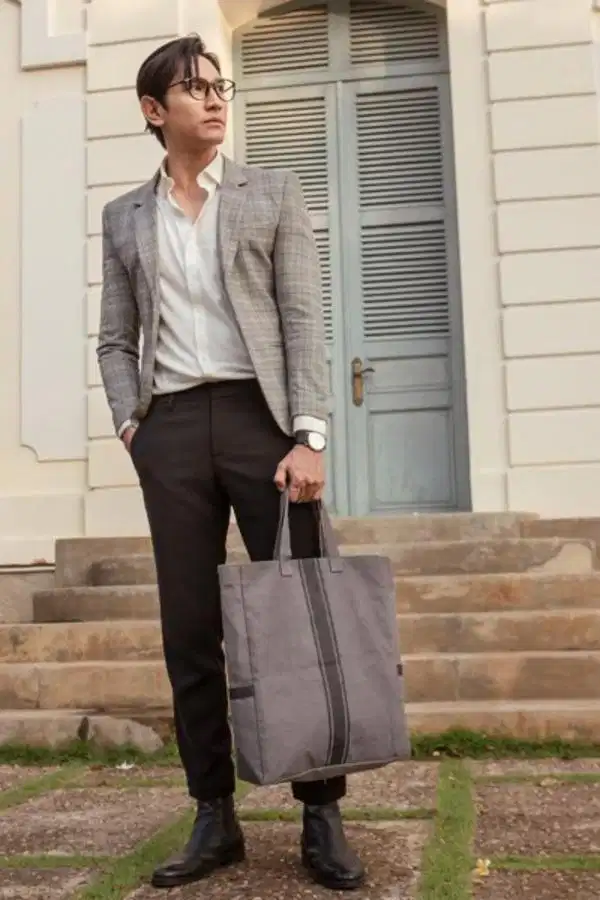Xách tay túi tote da nam phối cùng blazer thanh lịch