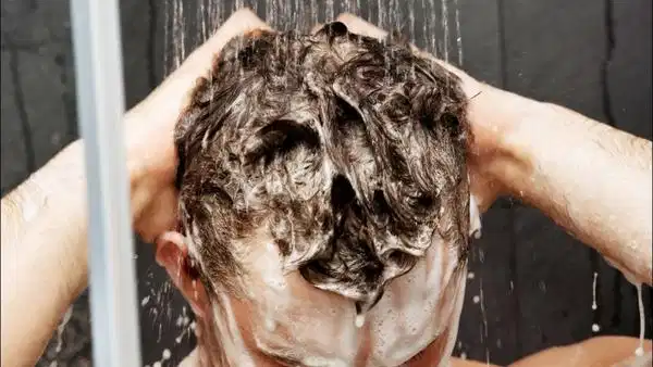 Cách gội đầu giảm gãy rụng cho tóc tẩy Thao tác gội đầu nhẹ nhàng cho tóc tẩy
