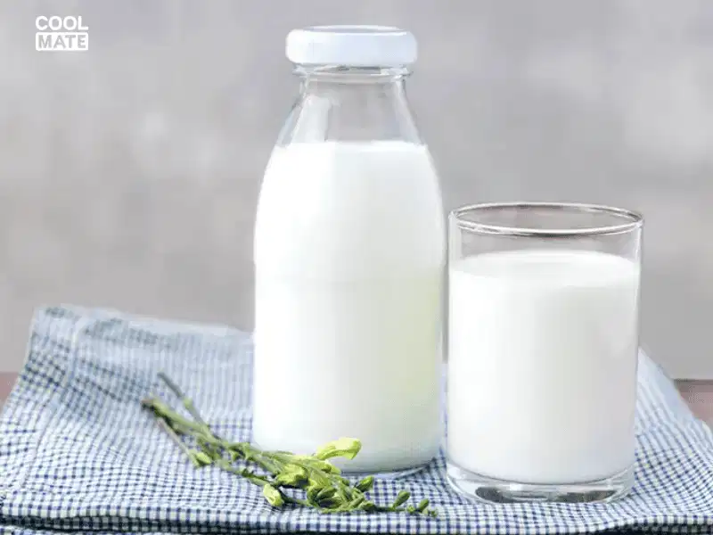 Cách giặc tất trắng bằng sữa tiệt trùng Làm sạch vết ố hữu cơ trên tất trắng bằng sữa tươi tiệt trùng