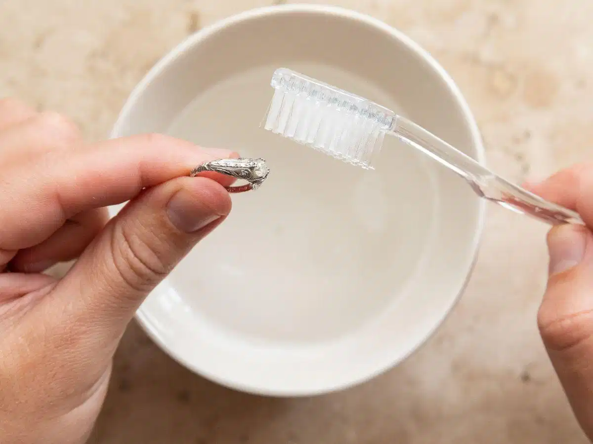 Cách làm sạch nhẫn nam tại nhà Vệ sinh nhẫn bạc nam bằng bàn chải lông mềm và dung dịch dịu nhẹ
