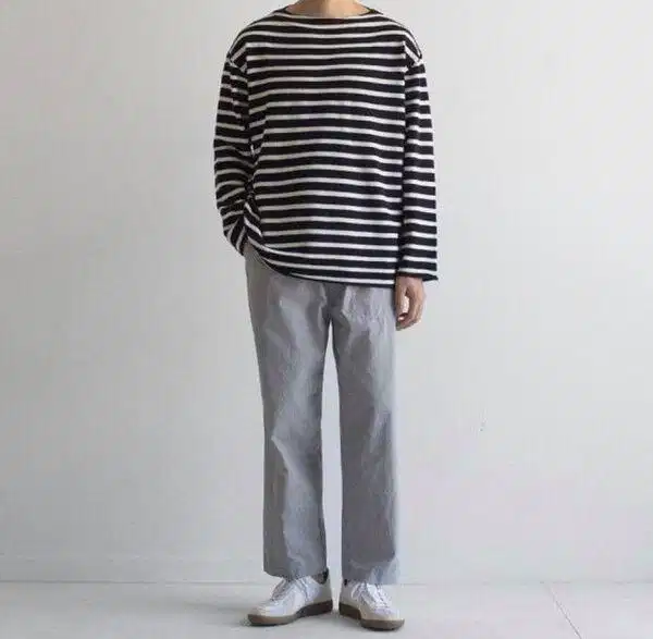 Áo thun tay dài hoặc áo sweater phối cùng quần ống rộng Áo thun tay dài hoặc áo sweater phối cùng quần ống rộng