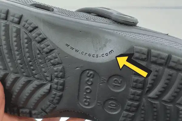 Dòng chữ website www.crocs.com dập dưới đế dép