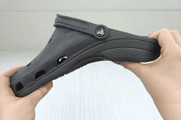 Chất liệu nhựa Croslite nguyên khối trên dép Crocs